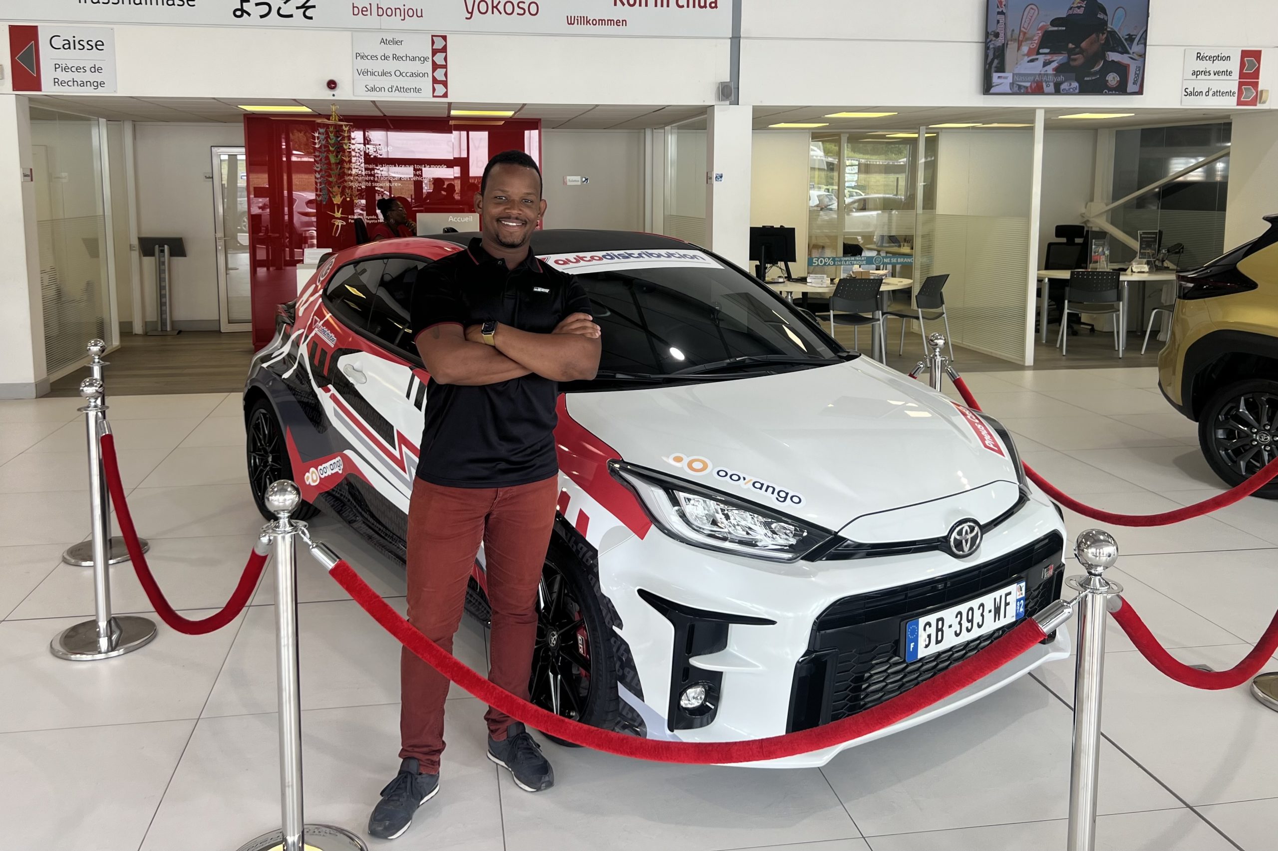 Benoit Annette devant sa Toyota Yaris GR, exposée dans le showroom Toyota